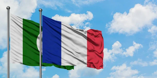 Η σημαία του Πακιστάν και της Γαλλίας κουνώντας τον άνεμο ενάντια στον λευκό νεφελώδες γαλάζιο ουρανό μαζί. Φιλοσοφία της διπλωματίας, διεθνείς σχέσεις. — Φωτογραφία Αρχείου