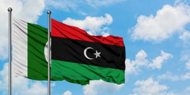 Pakistan ve Libya bayrağı birlikte beyaz bulutlu mavi gökyüzüne karşı rüzgarsal sallayarak. Diplomasi kavramı, uluslararası ilişkiler.