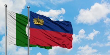 Pakistan ve Liechtenstein bayrağı birlikte beyaz bulutlu mavi gökyüzüne karşı rüzgarda sallayarak. Diplomasi kavramı, uluslararası ilişkiler.