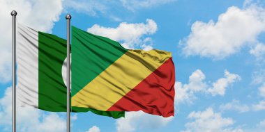 Pakistan ve Kongo Cumhuriyeti bayrağı havada havada sallayarak beyaz bulutlu mavi gökyüzüne karşı birlikte. Diplomasi kavramı, uluslararası ilişkiler.