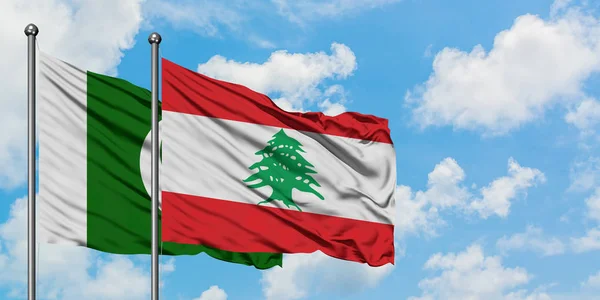 Pakistan en Libanon vlag zwaaien in de wind tegen witte bewolkte blauwe hemel samen. Diplomatie concept, internationale betrekkingen. — Stockfoto