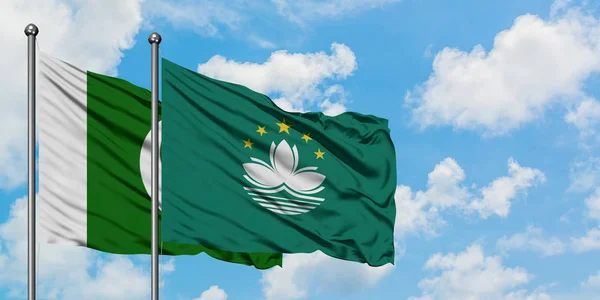 Bandera de Pakistán y Macao ondeando en el viento contra el cielo azul nublado blanco juntos. Concepto diplomático, relaciones internacionales . — Foto de Stock