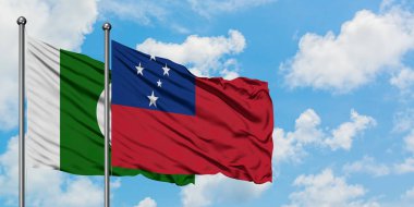 Pakistan ve Samoa bayrağı birlikte beyaz bulutlu mavi gökyüzüne karşı rüzgarda sallayarak. Diplomasi kavramı, uluslararası ilişkiler.