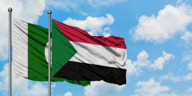 Pakistan ve Sudan bayrağı birlikte beyaz bulutlu mavi gökyüzüne karşı rüzgarsal sallayarak. Diplomasi kavramı, uluslararası ilişkiler.