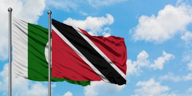 Pakistan ve Trinidad ve Tobago bayrağı birlikte beyaz bulutlu mavi gökyüzüne karşı rüzgarda sallayarak. Diplomasi kavramı, uluslararası ilişkiler.