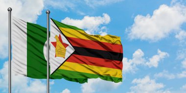 Pakistan ve Zimbabve bayrağı birlikte beyaz bulutlu mavi gökyüzüne karşı rüzgarda sallayarak. Diplomasi kavramı, uluslararası ilişkiler.