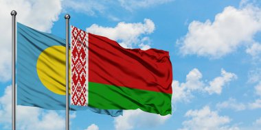 Palau ve Beyaz Rusya bayrağı birlikte beyaz bulutlu mavi gökyüzüne karşı rüzgarda sallayarak. Diplomasi kavramı, uluslararası ilişkiler.