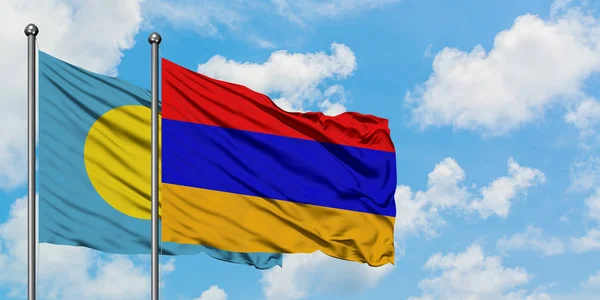 Bandera de Palaos y Armenia ondeando en el viento contra el cielo azul nublado blanco juntos. Concepto diplomático, relaciones internacionales . — Foto de Stock