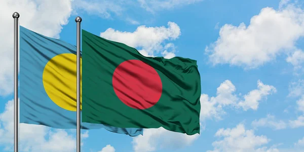 Bandera de Palaos y Bangladesh ondeando en el viento contra el cielo azul nublado blanco juntos. Concepto diplomático, relaciones internacionales . — Foto de Stock