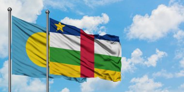 Palau ve Orta Afrika Cumhuriyeti bayrağı birlikte beyaz bulutlu mavi gökyüzüne karşı rüzgarda sallayarak. Diplomasi kavramı, uluslararası ilişkiler.