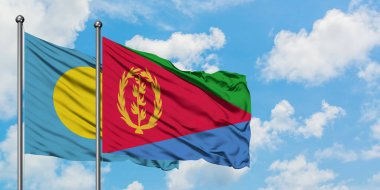 Palau ve Eritre bayrağı birlikte beyaz bulutlu mavi gökyüzüne karşı rüzgarda sallayarak. Diplomasi kavramı, uluslararası ilişkiler.