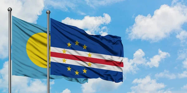 Bandera de Palaos y Cabo Verde ondeando en el viento contra el cielo azul nublado blanco juntos. Concepto diplomático, relaciones internacionales . — Foto de Stock