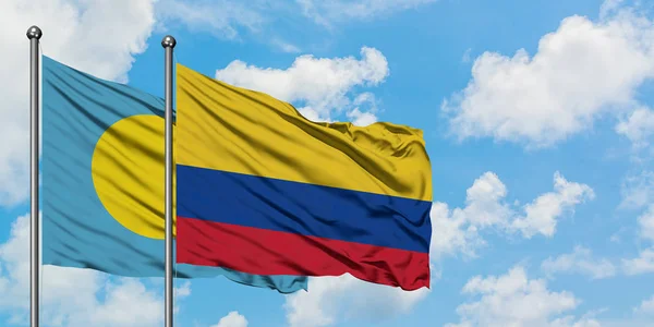 Το Παλάου και η Κολομβία κυματίζει στον άνεμο ενάντια στον λευκό συννεφιασμένο γαλάζιο ουρανό μαζί. Φιλοσοφία της διπλωματίας, διεθνείς σχέσεις. — Φωτογραφία Αρχείου