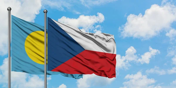 Bandera de Palaos y República Checa ondeando en el viento contra el cielo azul nublado blanco juntos. Concepto diplomático, relaciones internacionales . — Foto de Stock