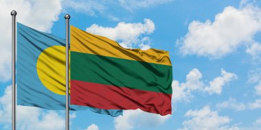 Palau ve Litvanya bayrağı birlikte beyaz bulutlu mavi gökyüzüne karşı rüzgarda sallayarak. Diplomasi kavramı, uluslararası ilişkiler.