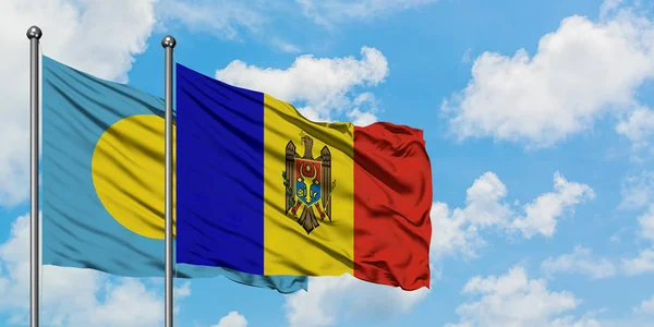 Bandera de Palaos y Moldavia ondeando en el viento contra el cielo azul nublado blanco juntos. Concepto diplomático, relaciones internacionales . —  Fotos de Stock