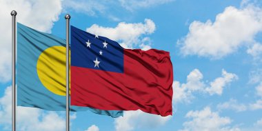 Palau ve Samoa bayrağı birlikte beyaz bulutlu mavi gökyüzüne karşı rüzgarda sallayarak. Diplomasi kavramı, uluslararası ilişkiler.