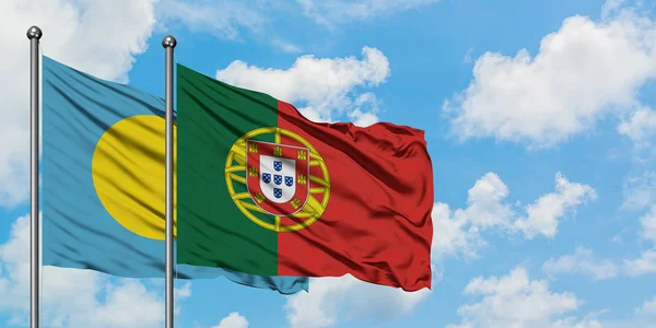 Palau e bandeira de Portugal agitando no vento contra o céu azul nublado branco juntos. Conceito de diplomacia, relações internacionais . — Fotografia de Stock