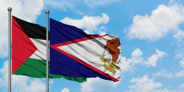 Filistin ve Amerikan Samoası bayrağı birlikte beyaz bulutlu mavi gökyüzüne karşı rüzgarda sallayarak. Diplomasi kavramı, uluslararası ilişkiler.