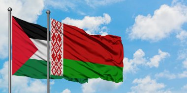 Filistin ve Beyaz Rusya bayrağı birlikte beyaz bulutlu mavi gökyüzüne karşı rüzgarda sallayarak. Diplomasi kavramı, uluslararası ilişkiler.