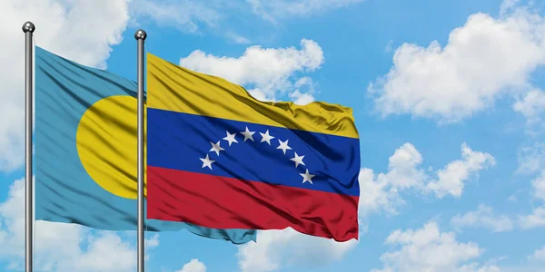 Palau i Wenezuela flaga machając w wiatr przed białym zachmurzone błękitne niebo razem. Koncepcja dyplomacji, stosunki międzynarodowe. — Zdjęcie stockowe