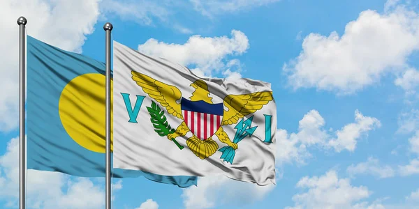 Palau och Amerikanska Jungfruöarna flagga vifta i vinden mot vit grumlig blå himmel tillsammans. Diplomatisk koncept, internationella relationer. — Stockfoto