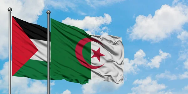 Palestin- und Algeria-Flagge wehen gemeinsam im Wind gegen den wolkenverhangenen blauen Himmel. Diplomatie-Konzept, internationale Beziehungen. — Stockfoto