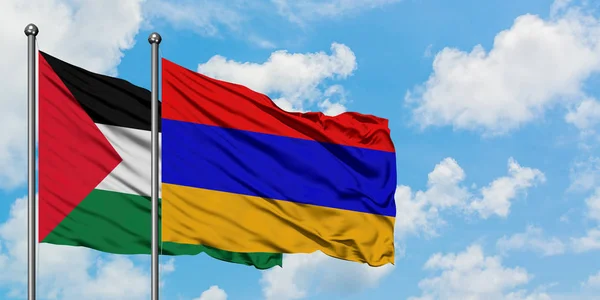 Bandera de Palestina y Armenia ondeando en el viento contra el cielo azul nublado blanco juntos. Concepto diplomático, relaciones internacionales . — Foto de Stock