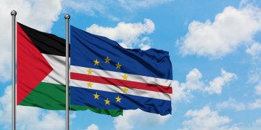 Filistin ve Cape Verde bayrağı birlikte beyaz bulutlu mavi gökyüzüne karşı rüzgarda sallayarak. Diplomasi kavramı, uluslararası ilişkiler.