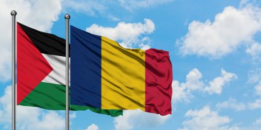 Filistin ve Çad bayrağı birlikte beyaz bulutlu mavi gökyüzüne karşı rüzgarda sallayarak. Diplomasi kavramı, uluslararası ilişkiler.