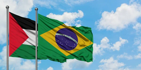 Bandera de Palestina y Brasil ondeando en el viento contra el cielo azul nublado blanco juntos. Concepto diplomático, relaciones internacionales . —  Fotos de Stock