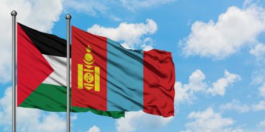 Filistin ve Moğolistan bayrağı birlikte beyaz bulutlu mavi gökyüzüne karşı rüzgarda sallayarak. Diplomasi kavramı, uluslararası ilişkiler.