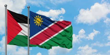 Filistin ve Namibya bayrağı birlikte beyaz bulutlu mavi gökyüzüne karşı rüzgarda sallayarak. Diplomasi kavramı, uluslararası ilişkiler.