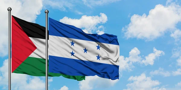 Bandera de Palestina y Honduras ondeando en el viento contra el cielo azul nublado blanco juntos. Concepto diplomático, relaciones internacionales . — Foto de Stock