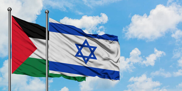 Палестина и Израиль вместе размахивают на ветру белым облачным голубым небом. Концепция дипломатии, международные отношения
.