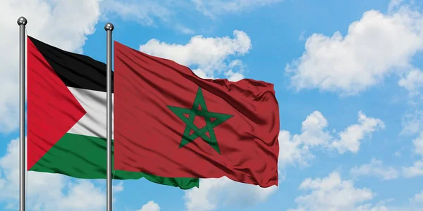 Bandera de Palestina y Marruecos ondeando en el viento contra el cielo azul nublado blanco juntos. Concepto diplomático, relaciones internacionales . — Foto de Stock