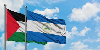 Filistin ve Nikaragua bayrağı birlikte beyaz bulutlu mavi gökyüzüne karşı rüzgarda sallayarak. Diplomasi kavramı, uluslararası ilişkiler.