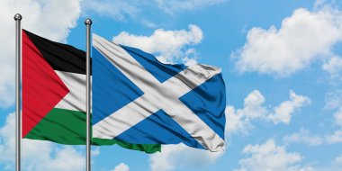 Filistin ve İskoçya bayrağı birlikte beyaz bulutlu mavi gökyüzüne karşı rüzgarda sallayarak. Diplomasi kavramı, uluslararası ilişkiler.
