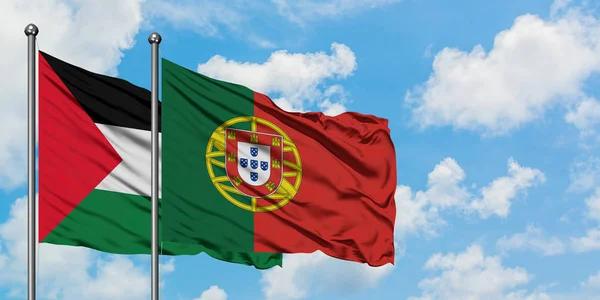 Palestina e Portogallo sventolano insieme la bandiera contro il bianco cielo blu nuvoloso. Concetto di diplomazia, relazioni internazionali . — Foto Stock