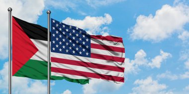 Filistin ve Amerika Birleşik Devletleri bayrağı birlikte beyaz bulutlu mavi gökyüzüne karşı rüzgarda sallayarak. Diplomasi kavramı, uluslararası ilişkiler.
