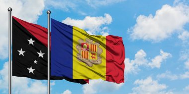 Papua Yeni Gine ve Andorra bayrağı birlikte beyaz bulutlu mavi gökyüzüne karşı rüzgarda sallayarak. Diplomasi kavramı, uluslararası ilişkiler.