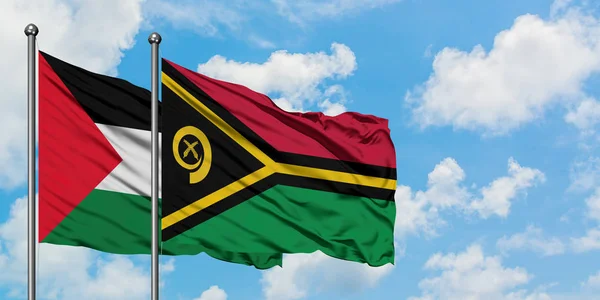 Bandera de Palestina y Vanuatu ondeando en el viento contra el cielo azul nublado blanco juntos. Concepto diplomático, relaciones internacionales . —  Fotos de Stock