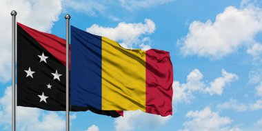 Papua Yeni Gine ve Çad bayrağı birlikte beyaz bulutlu mavi gökyüzüne karşı rüzgarda sallayarak. Diplomasi kavramı, uluslararası ilişkiler.