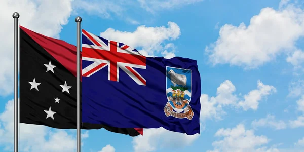 Pápua Új-Guinea és a Falkland-szigetek zászló integetett a szél ellen, fehér felhős kék ég együtt. Diplomáciai koncepció, nemzetközi kapcsolatok. — Stock Fotó