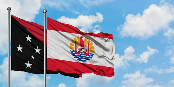 Papua Neuguinea und Französisch-Polynesien schwenken gemeinsam die Flagge im Wind vor dem wolkenverhangenen blauen Himmel. Diplomatie-Konzept, internationale Beziehungen. — Stockfoto