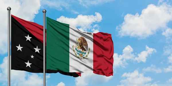 Pápua Új-Guinea és Mexikó zászló integetett a szél ellen, fehér felhős kék ég együtt. Diplomáciai koncepció, nemzetközi kapcsolatok. — Stock Fotó