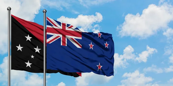 巴布亚新几内亚和新西兰国旗在风中飘扬，与白云蓝天相一起。外交概念、国际关系. — 图库照片