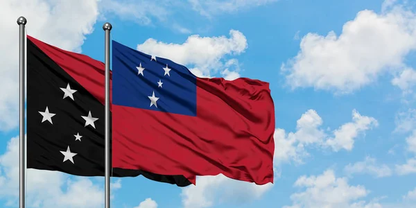 Papua-Nová Guinea a Samoa vlajka mával ve větru proti bílé zatažené modré obloze dohromady. Diplomacie, mezinárodní vztahy. — Stock fotografie