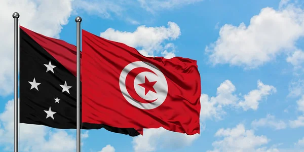 巴布亚新几内亚和突尼斯国旗在风中飘扬，与白云蓝天相一起。外交概念、国际关系. — 图库照片