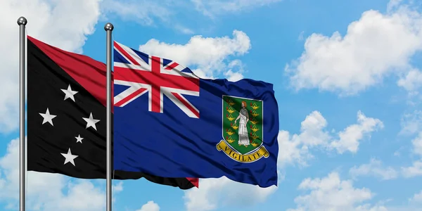 巴布亚新几内亚和英属维尔京群岛国旗在风中飘扬，与白云蓝天相交。外交概念、国际关系. — 图库照片